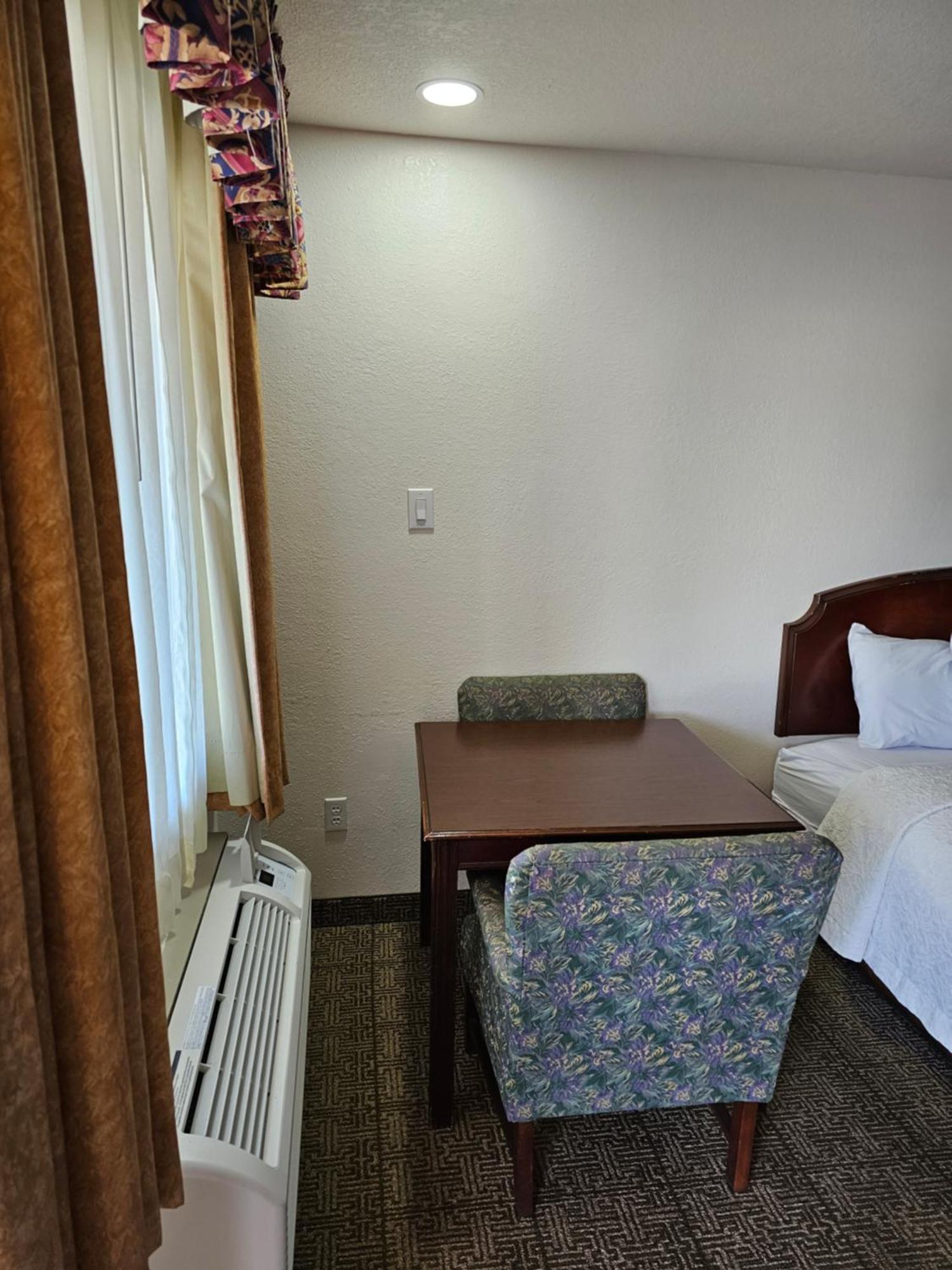 טוקומקארי Rodeway Inn מראה חיצוני תמונה
